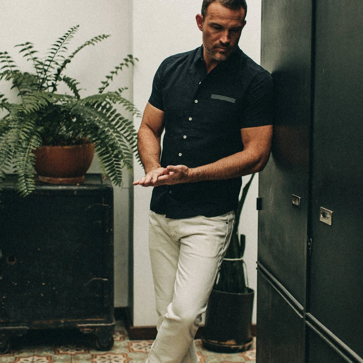 The Short Sleeve Hawthorne In Navy And Natural - Image 2