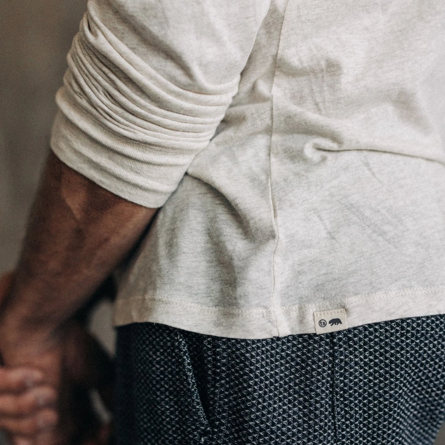 The Cotton Hemp Long Sleeve Tee In Heather Oat - Image 4