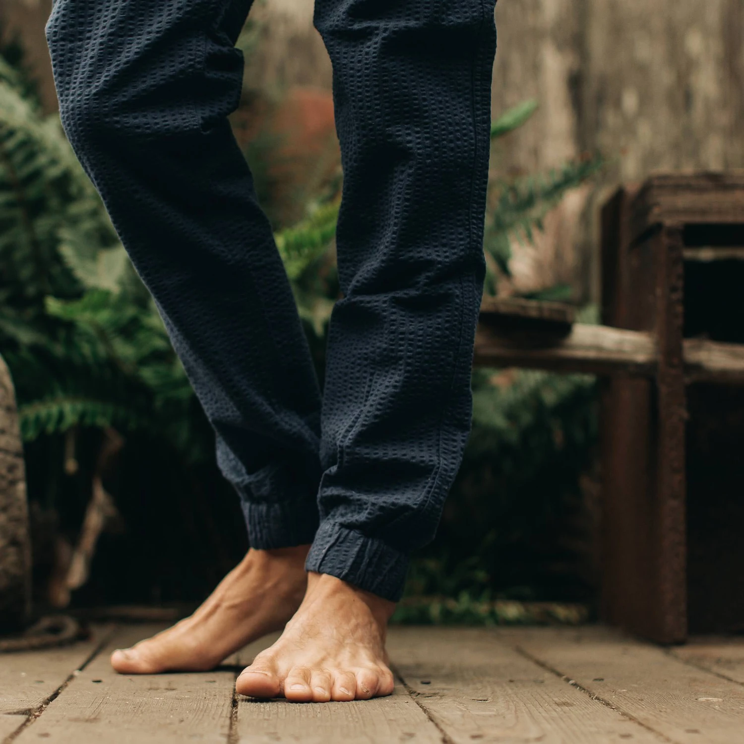 The Après Pant In Navy Seersucker - Image 4