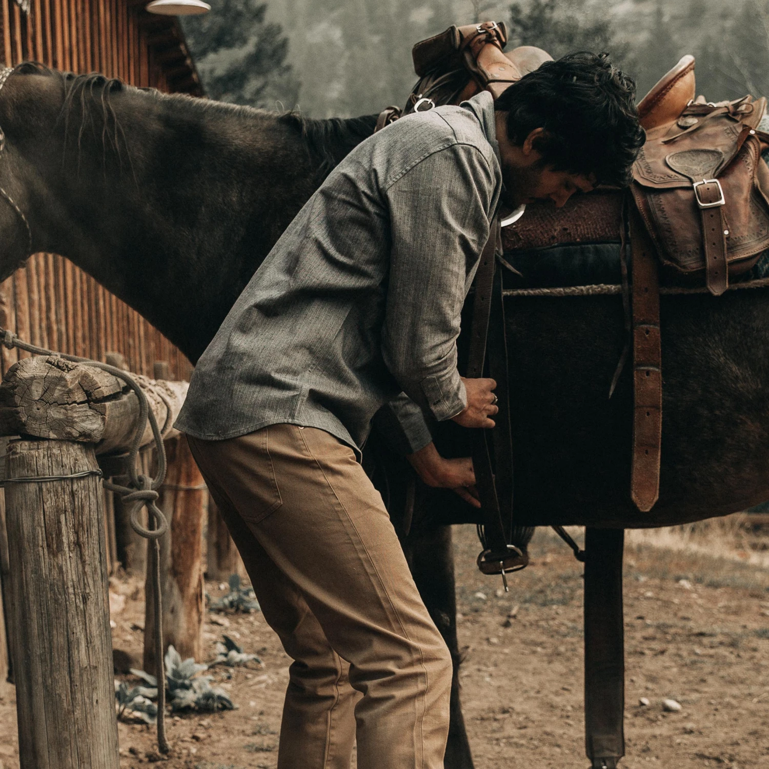 The Mechanic Shirt In Slate Herringbone - Image 6